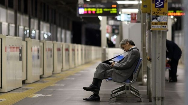 tertidur di stesen keretapi kerana keletihan