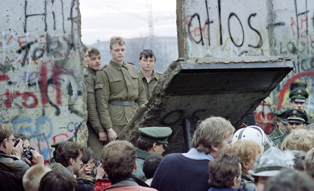 tewasnya soviet union dan runtuhnya berlin wall