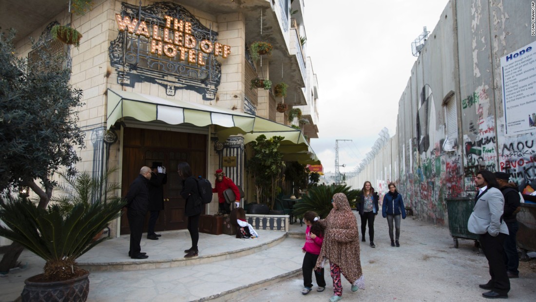 the walled off hotel dimiliki banksy ini dibina 4 meter dari tembok pemisah israel dan palestin