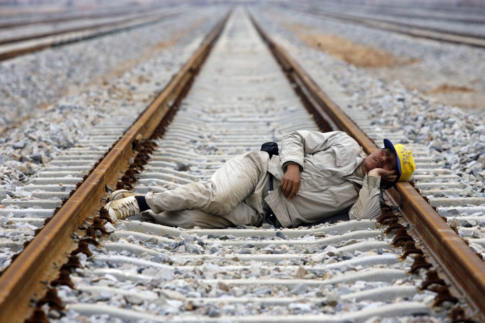tidur di trek kereta api