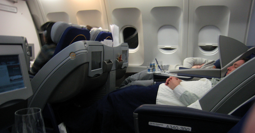 tidur sepanjang perjalanan pesawat