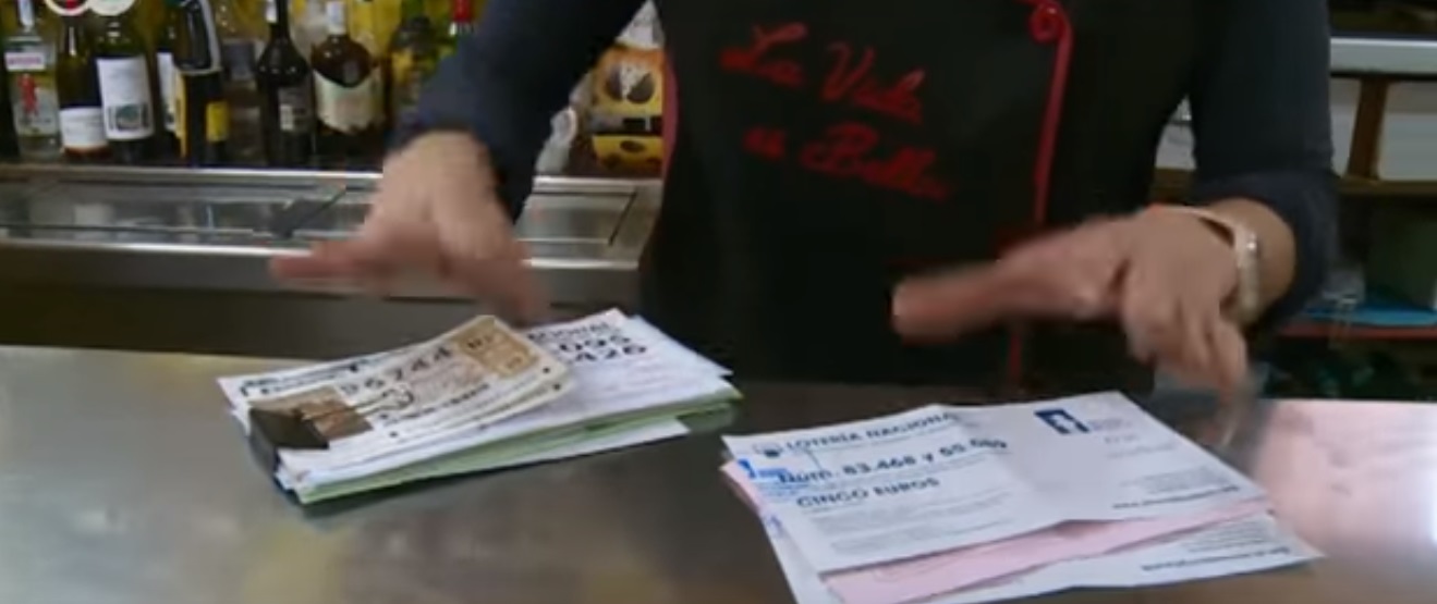 timbunan tiket loteri yang dibeli seorang penduduk sodeto 652