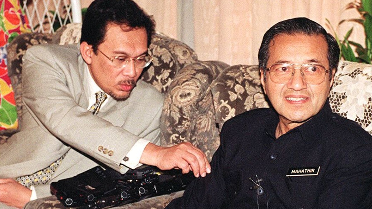 tun mahathir sejarah ringkas perdana menteri malaysia ketujuh 01