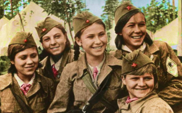 wanita jerman serang kubu nazi