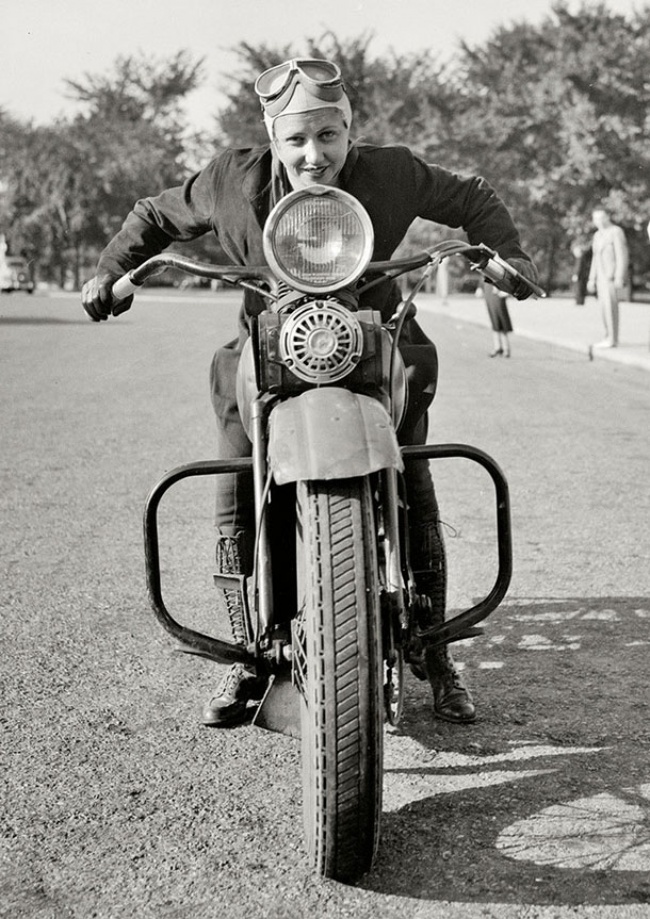 wanita pertama mendapat lesen motorsikal