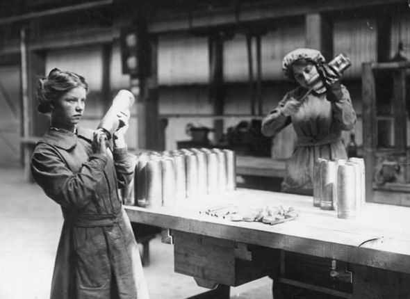 wanita zaman dulu kerja kilang pakai korset
