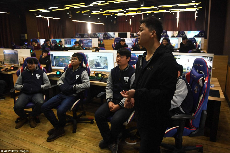 yang xiao sedang mengajar teknik permainan video di sekolah teknikal lanxiang di china 158