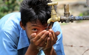 Betulkah Kencing Berwarna Gelap Menandakan Badan Kita Kurang Air?