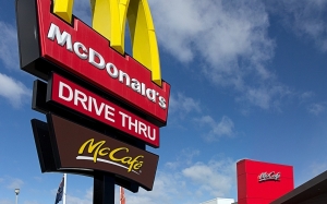 Kanak-Kanak 8 Tahun Memandu Kereta Dengan Adiknya ke McDonalds Untuk Beli Burger Keju
