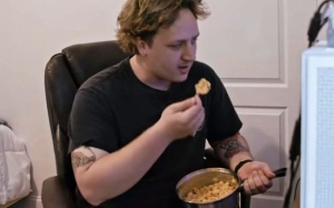 Lelaki Ini Hanya Makan 