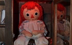 Annabelle : Sejarah Sebenar Anak Patung Paling Seram Di Dunia 