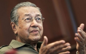 Mahathir Komen Isu Graduan Jual Nasi Lemak, Bawa Uber