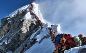 Mendaki Dengan Memijak Mayat : Kisah Huru-Hara di Gunung Everest