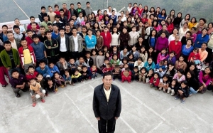 Ziona Chana : Keluarga Terbesar Di Dunia Dengan 39 Isteri dan 94 Anak