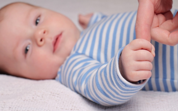  Kenapa  bayi  selalu genggam tangan  sendiri atau genggam 