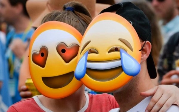 Unduh 5800 Koleksi Gambar Emoji Senyum Tapi Sedih Terbaru Gratis HD