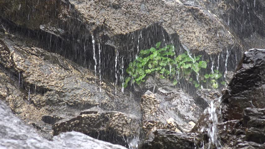 air hujan hakis garam dan mineral daripada batu