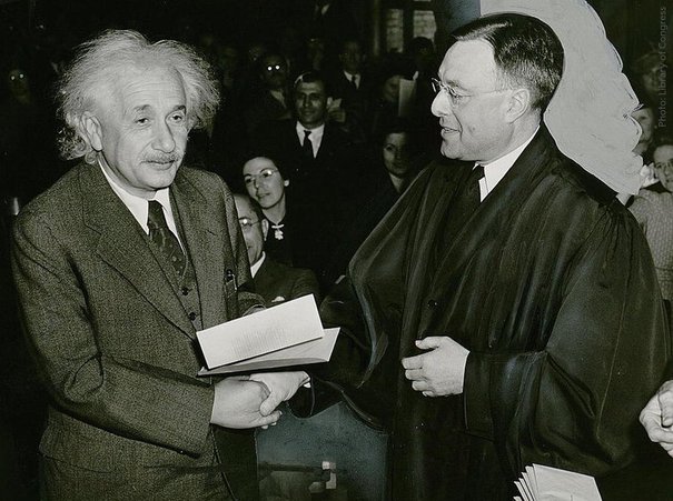 albert einstein dianugerahkan hadiah nobel fizik pada tahun 1921 880