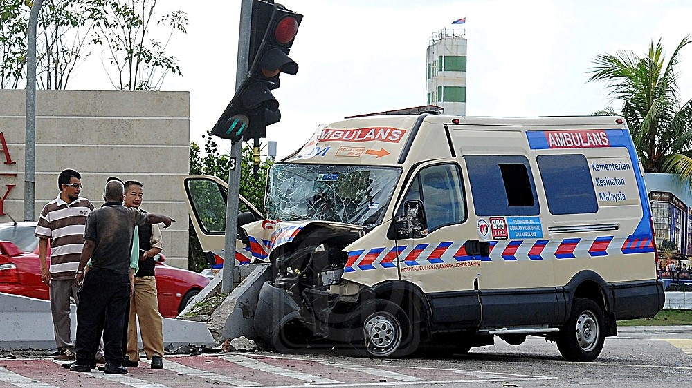 ambulans kemalangan di lampu isyarat