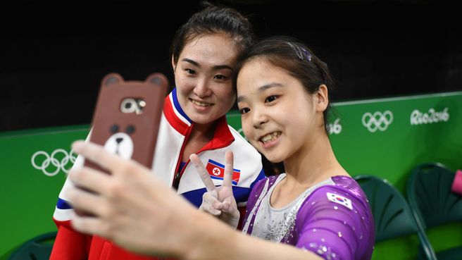 atlet korea utara selfie dengan atlet korea selatan