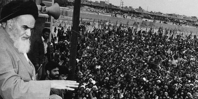 ayatollah ruhollah khomeini memimpin revolusi iran 1978