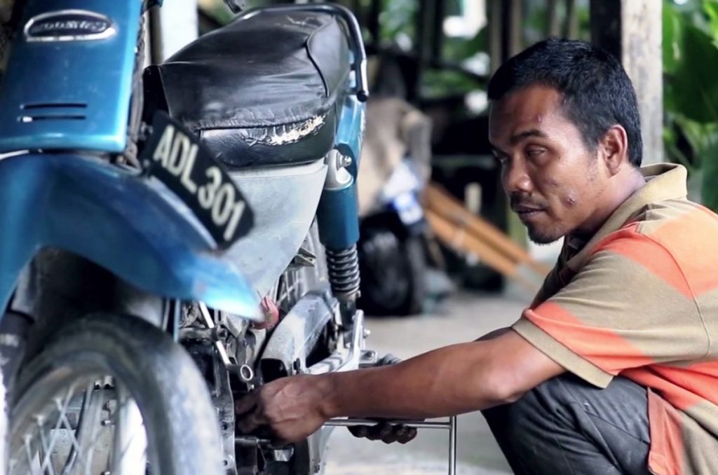 azhar ibrahim mekanik buta sedang membaiki motosikal pelanggan