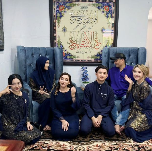 azqa aziz umur age adik beradik keluarga