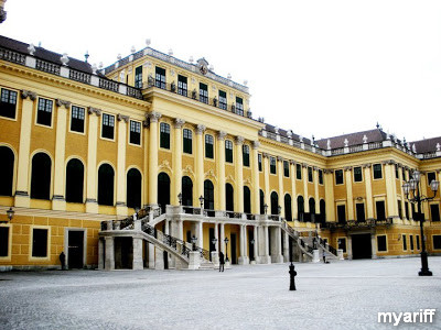 backside of schoonbrunn palace 1
