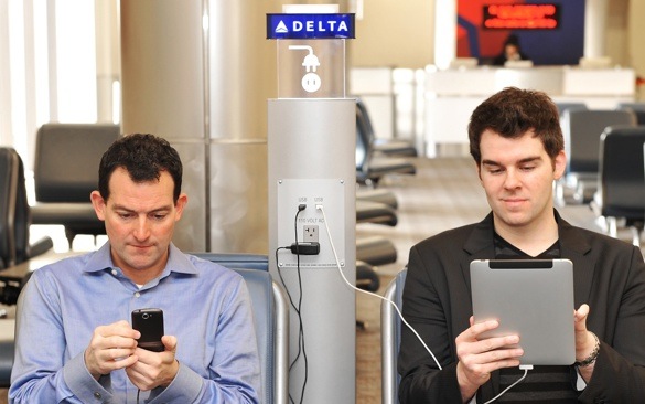 bahaya caj telefon di lapangan terbang 2