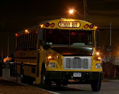 bas sekolah dalam gelap