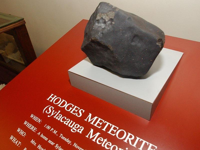batu meteorit yang dipamerkan di muzium sejarah semula jadi 771