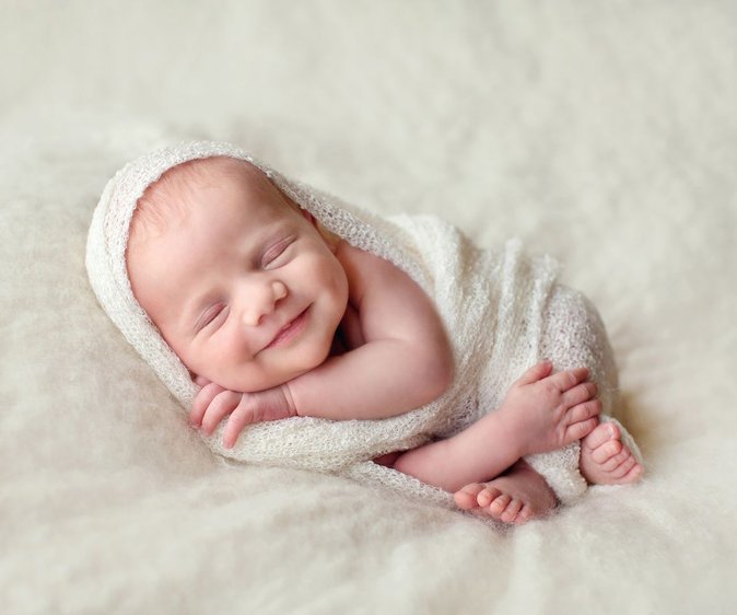 bayi baru lahir senyum