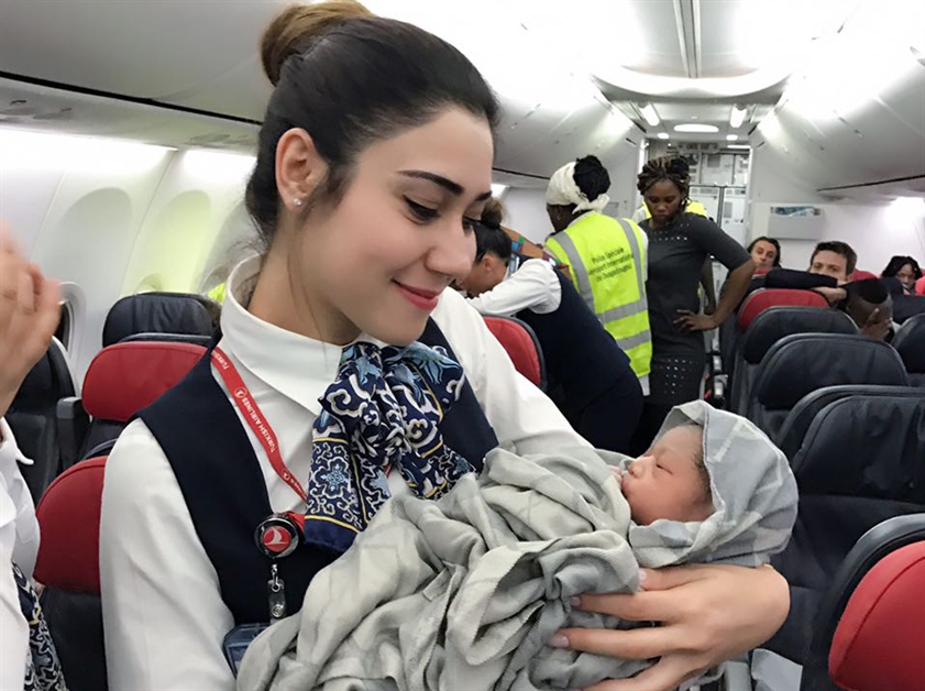bayi lahir dalam flight
