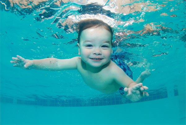 bayi pandai berenang