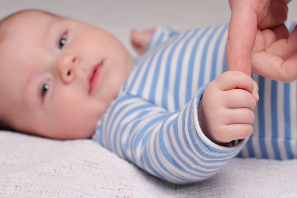 bayi pegang jari genggam