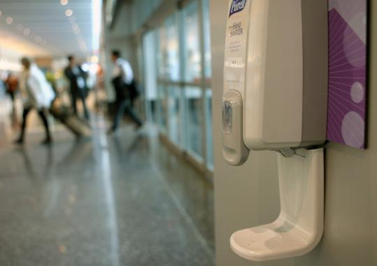 bersihkan tangan di lapangan terbang
