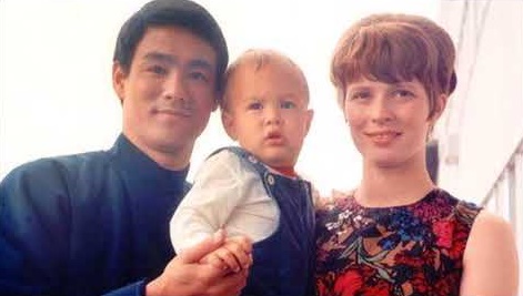 bruce lee bersama isteri dan anaknya