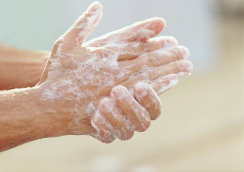 cara betul cuci tangan ialah dengan menyental tangan guna sabun sampai berbuih