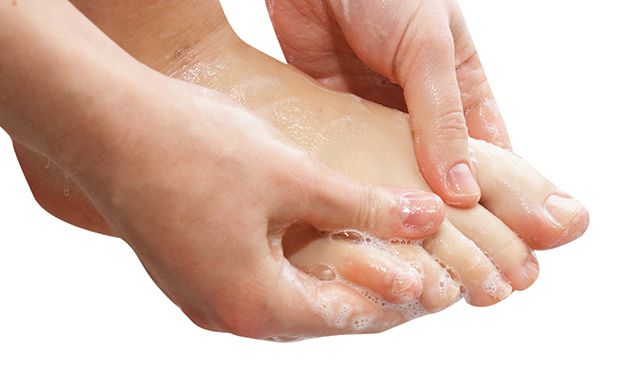 cuci kaki dengan sabun