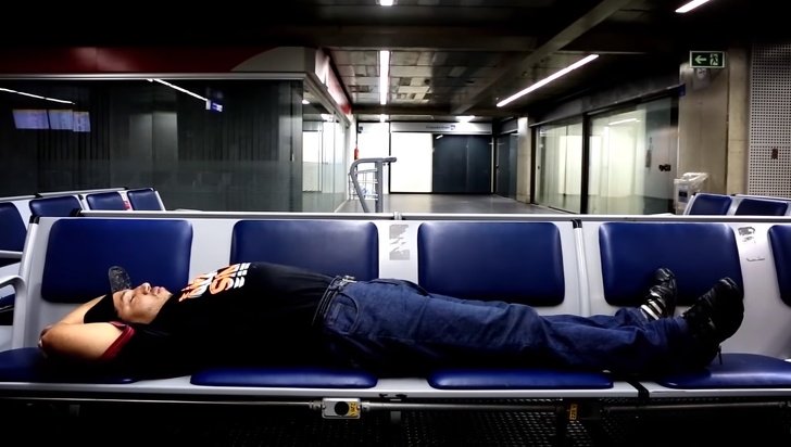 denis luiz de souza tidur di terminal dua di lapangan terbang di brazil