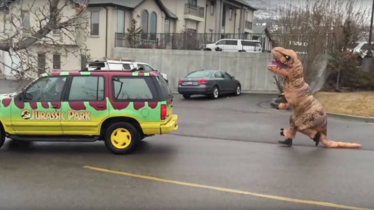 dinosaur maskot sepanyol kejar kereta