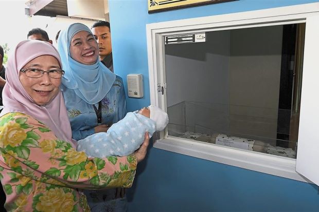 dr wan azizah memeriksa sebuah baby hatch atau kotak bayi di ibu pejabat yayasan orphancare