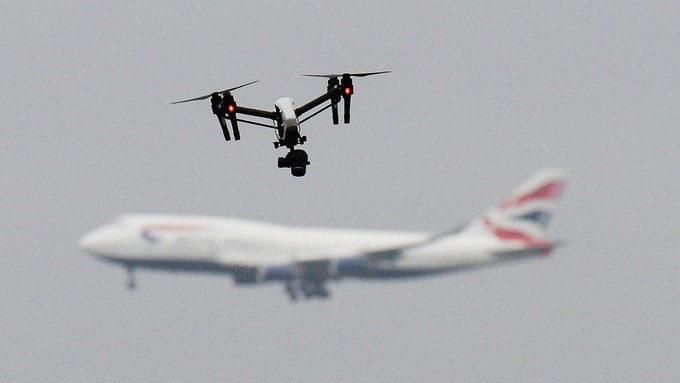 drone mengganggu pesawat 820