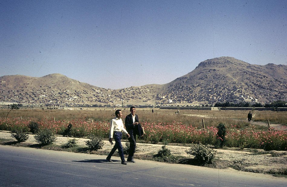 dua orang lelaki afghan berjalan