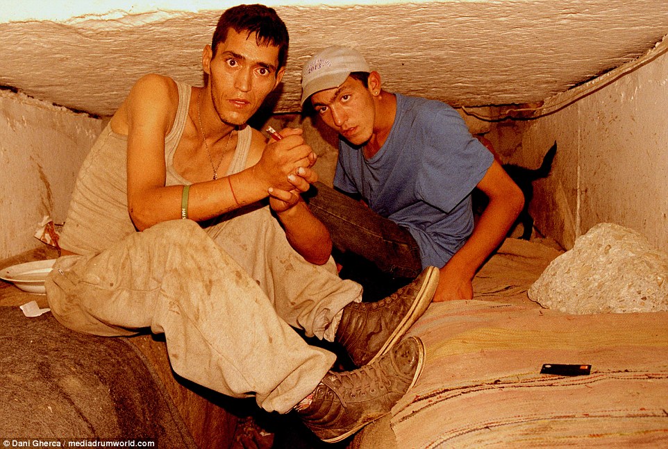 dua pemuda bawah tanah romania