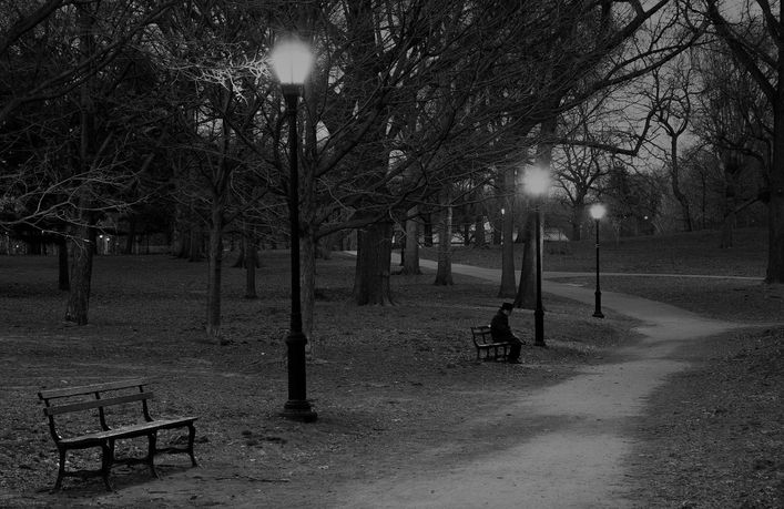 duduk di taman sendirian