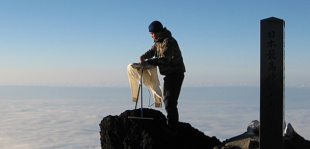 extreme ironing sukan ekstrem gosok baju di atas gunung