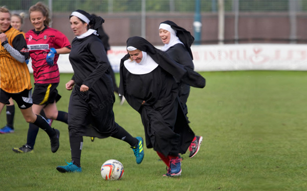 gadis gereja main bola