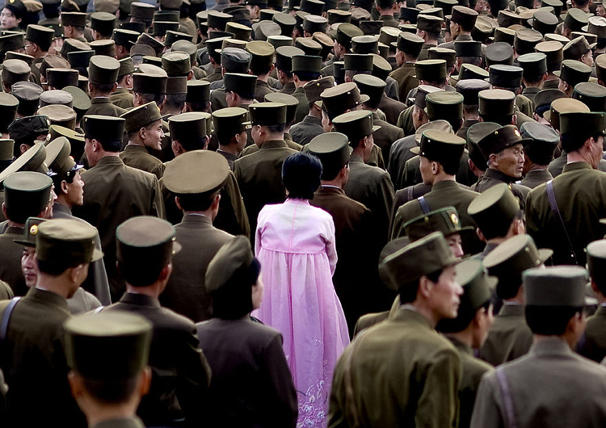 gadis korea dikerumuni tentera lelaki