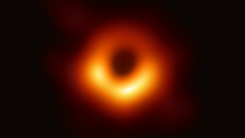 gambar black hole pertama